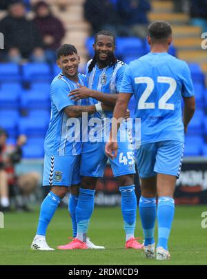 Die Kasey Palmer (Zentrum) von Coventry City feiert mit Gustavo Hamer (links), nachdem sie während des Vorsaison-Freundschaftsspiels im Croud Meadow, Shrewsbury, das erste Tor ihrer Seite geschossen hat. Bilddatum: Samstag, 22. Juli 2023. Stockfoto