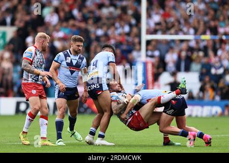 Warrington, Großbritannien. 22. Juli 2023 Gareth O'Brien von Leigh Leopards wird am Samstag, den 22. Juli 2023, beim Halbfinale des Betfred Challenge Cup zwischen Leigh Leopards und Saint Helens im Halliwell Jones Stadium in Warrington angegriffen. (Foto: Pat Scaasi | MI News) Guthaben: MI News & Sport /Alamy Live News Stockfoto