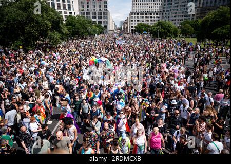 22. Juli 2023, Berlín: Eine Menge nimmt an der LGBT Pride in Berlin bei hohen Temperaturen Teil. Foto: Fabian Sommer/dpa Stockfoto
