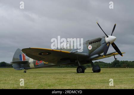 Vickers Supermarine, Spitfire Mk VIIIc, MT928, ZX-M, D-FEUR, G-BKMI, Fliegende Legenden, Kirche Fenton. Stockfoto