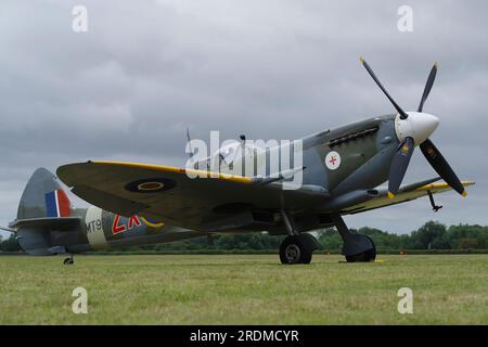 Vickers Supermarine, Spitfire Mk VIIIc, MT928, ZX-M, D-FEUR, G-BKMI, Fliegende Legenden, Kirche Fenton. Stockfoto