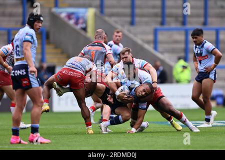 Warrington, Großbritannien. 22. Juli 2023 Will Hopoate von St. Helens wird während des Halbfinales des Betfred Challenge Cup zwischen Leigh Leopards und Saint Helens am Samstag, den 22. Juli 2023, im Halliwell Jones Stadium in Warrington angegriffen. (Foto: Pat Scaasi | MI News) Guthaben: MI News & Sport /Alamy Live News Stockfoto