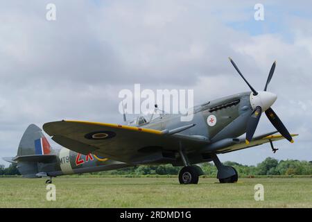 Vickers Supermarine, Spitfire Mk VIIIc, MT928, ZX-M, D-FEUR, G-BKMI, Fliegende Legenden, Kirche Fenton. Stockfoto