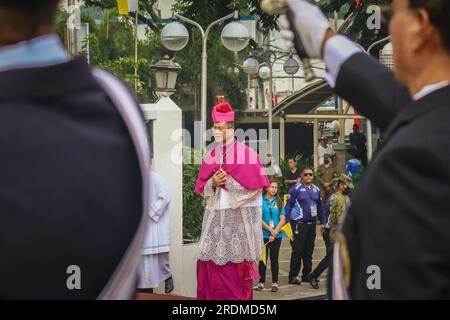 Antipolo City, Philippinen. 22. Juli 2023. Ein Priester zeigt den Gläubigen während der kanonischen Installation in der Antipolo-Kathedrale von Antipolo City einen Brief. Der päpstliche Nuncio der Philippinen, der den Papst in der Nation verkörpert, leitet die Zeremonie. Die kanonische Einrichtung eines Bischofs ist ein ernstes und feierliches Ereignis, das den Beginn einer weiteren Phase im Leben der Diözese symbolisiert. Es ist an der Zeit, dass der Bischof sich erneut zu seiner seelsorgerischen Berufung bekennt, und für diejenigen, die glauben, ihren neuen Führer willkommen zu heißen. Kredit: SOPA Images Limited/Alamy Live News Stockfoto