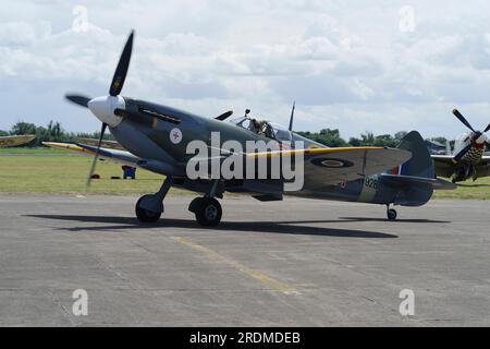 Vickers Supermarine, Spitfire Mk VIIIc, MT928, ZX-M, D-FEUR, G-BKMI, Fliegende Legenden, Kirche Fenton. Stockfoto