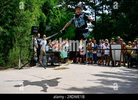 Prag, Tschechische Republik. 22. Juli 2023. Die Eröffnungszeremonie der Sichuan-Voliere im Prager Zoo, die es den seltenen Vögeln der Ausläufer des Himalaja ermöglichen wird, sich in den Außenbereichen aufzuhalten, Prag, Tschechische Republik, 22. Juli 2023. Kredit: Roman Vondrous/CTK Photo/Alamy Live News Stockfoto