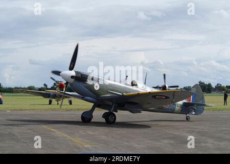 Vickers Supermarine, Spitfire Mk VIIIc, MT928, ZX-M, D-FEUR, G-BKMI, Fliegende Legenden, Kirche Fenton. Stockfoto