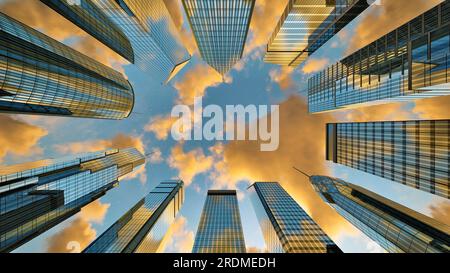 Goldene Wolken am blauen Sternenhimmel, die morgens oder abends über Wolkenkratzer-Geschäftsgebäude hindurchziehen. Stockfoto