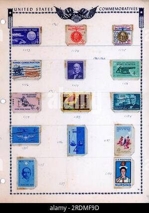 Nahaufnahme einer Seite von einem Briefmarken, Sammleralbum von 1961 und 1962 US-Gedenkmarken, Vereinigte Staaten Stockfoto