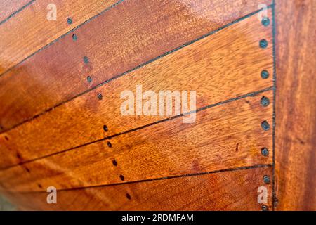 Neue Holzbootung, lackierter Holzrumpf eines kleinen Boots, Bugdetail. Stockfoto