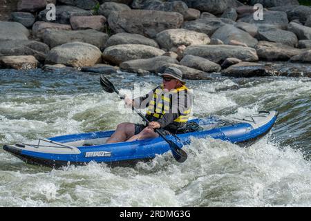 Canon City, Colorado - 21. Juli 2023: Besucher der verschiedenen Veranstaltungen des Royal Gorge Whitewater Festivals, einer beliebten jährlichen Veranstaltung in Canon City Stockfoto