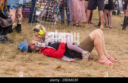 Henham Park, Suffolk, Großbritannien. 22. Juli 2023. Die Massen amüsieren sich heute beim Latitude Festival trotz des Regens. Kredit: ernesto rogata/Alamy Live News Stockfoto