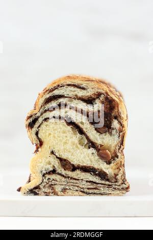 Schokoladen-Babka oder Brioche Zebra-Marmorbrot. Hausgemachtes Gebäck Aus Süßer Wüste. Schokoladenbrot auf weißem Hintergrund. Stockfoto