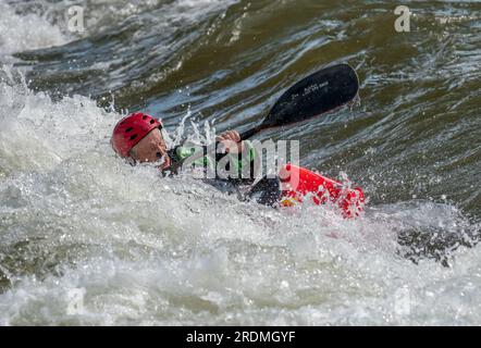 Canon City, Colorado - 21. Juli 2023: Besucher der verschiedenen Veranstaltungen des Royal Gorge Whitewater Festivals, einer beliebten jährlichen Veranstaltung in Canon City Stockfoto