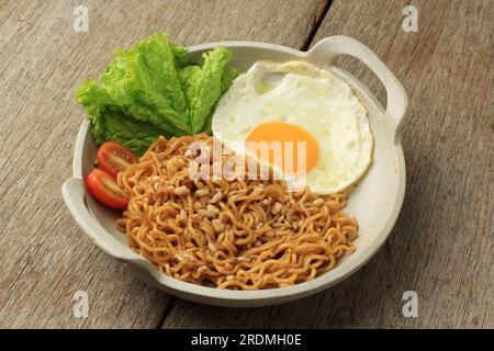 Indomie Goreng mit gebratener Nudelsuppe und sonnigen Beieiern Stockfoto