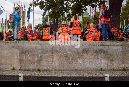 London, England, Großbritannien. 22. Juli 2023. Just Stop Oil-Aktivisten versammeln sich auf dem Parliament Square, während sie ihre täglichen langsamen Märsche fortsetzen und fordern, dass die Regierung keine neuen Lizenzen für fossile Brennstoffe mehr ausstellt. (Kreditbild: © Vuk Valcic/ZUMA Press Wire) NUR REDAKTIONELLE VERWENDUNG! Nicht für den kommerziellen GEBRAUCH! Stockfoto