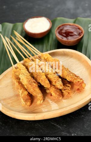 Telur oder Telor Gulung, Omelette mit gerolltem Ei und Spießen. Beliebtes Street Food in Indonesien. Stockfoto