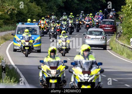 Ratingen, Deutschland. 22. Juli 2023. Rund 350 Motorräder nehmen an der Motorradfahrt in Richtung Ratingen Teil, hier auf der Mülheimer Straße in Ratingen. Motorrad-Rallye zur Unterstützung der Opfer des Angriffs in Ratingen im Mai, bei dem auch mehrere Rettungsdienste schwer verletzt wurden. Bei einer Explosion wurden 35 Menschen verletzt. Das Motto der Charity-Motorradfahrt lautet „Keine Gewalt gegen Rettungsdienste“. Kredit: Christoph Reichwein/dpa/Alamy Live News Stockfoto