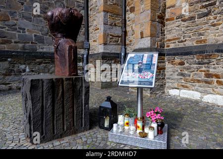 Ratingen, Deutschland. 22. Juli 2023. Eine Gedenkplakette an der katholischen Kirche St. Peter und Paul in der Innenstadt von Ratingen. Motorradstar-Fahrt zur Hilfe der Opfer des Angriffs in Ratingen im Mai, bei dem auch mehrere Rettungskräfte schwer verletzt wurden. Bei einer Explosion wurden 35 Menschen verletzt. Das Motto der Charity-Motorradfahrt lautet „Keine Gewalt gegen Rettungsdienste“. Kredit: Christoph Reichwein/dpa/Alamy Live News Stockfoto