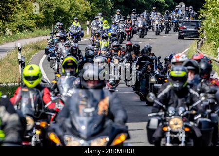 Ratingen, Deutschland. 22. Juli 2023. Rund 350 Motorräder nehmen an der Motorradfahrt in Richtung Ratingen Teil, hier auf der Mülheimer Straße in Ratingen. Motorrad-Rallye zur Unterstützung der Opfer des Angriffs in Ratingen im Mai, bei dem auch mehrere Rettungsdienste schwer verletzt wurden. Bei einer Explosion wurden 35 Menschen verletzt. Das Motto der Charity-Motorradfahrt lautet „Keine Gewalt gegen Rettungsdienste“. Kredit: Christoph Reichwein/dpa/Alamy Live News Stockfoto