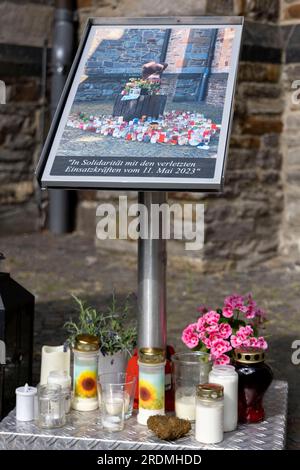 Ratingen, Deutschland. 22. Juli 2023. Eine Gedenkplakette an der katholischen Kirche St. Peter und Paul in der Innenstadt von Ratingen. Motorradstar-Fahrt zur Hilfe der Opfer des Angriffs in Ratingen im Mai, bei dem auch mehrere Rettungskräfte schwer verletzt wurden. Bei einer Explosion wurden 35 Menschen verletzt. Das Motto der Charity-Motorradfahrt lautet „Keine Gewalt gegen Rettungsdienste“. Kredit: Christoph Reichwein/dpa/Alamy Live News Stockfoto