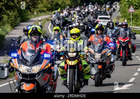 Ratingen, Deutschland. 22. Juli 2023. Rund 350 Motorräder nehmen an der Motorradfahrt in Richtung Ratingen Teil, hier auf der Mülheimer Straße in Ratingen. Motorrad-Rallye zur Unterstützung der Opfer des Angriffs in Ratingen im Mai, bei dem auch mehrere Rettungsdienste schwer verletzt wurden. Bei einer Explosion wurden 35 Menschen verletzt. Das Motto der Charity-Motorradfahrt lautet „Keine Gewalt gegen Rettungsdienste“. Kredit: Christoph Reichwein/dpa/Alamy Live News Stockfoto