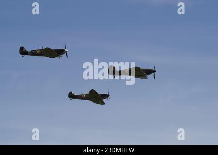 Spitfire X4650, P7308 und Hurrikan P2921 Formation, Flying Legends 2023, Church Fenton, Leeds. Stockfoto