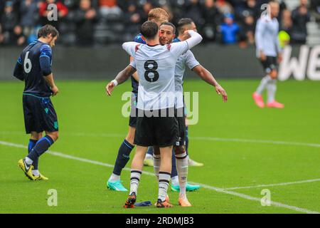 Derby, Großbritannien. 22. Juli 2023. Derby County Forward Nathaniel Mendez-Laing (11) feiert das Tor mit dem Mittelfeldspieler Max Bird (8) von Derby County während des Spiels Derby County FC vs Stoke City FC Craig Forsyth Testimonial im Pride Park Stadium, Derby, Großbritannien, am 22. Juli 2023 Credit: Every second Media/Alamy Live News Stockfoto