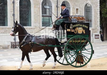 London, UK, 22. Juli 2023. Am Samstagmorgen auf der Square Mile in London war die historische Kutschmarkierung trocken, bei der jedes Auto und jeder Wagen, von altmodisch bis elektrisch, mit dem Wappen der Stadt versehen wurde. Die Zeremonie im Guildhall wurde von Andrew Turner, dem Meister Carman, und Nicholas Lyons, RT Hon, dem Lord Mayor, geleitet. Kredit : Monica Wells/Alamy Live News Stockfoto