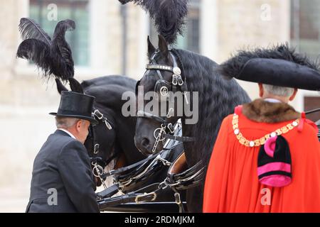 London, UK, 22. Juli 2023. Am Samstagmorgen auf der Square Mile in London war die historische Kutschmarkierung trocken, bei der jedes Auto und jeder Wagen, von altmodisch bis elektrisch, mit dem Wappen der Stadt versehen wurde. Die Zeremonie im Guildhall wurde von Andrew Turner, dem Meister Carman, und Nicholas Lyons, RT Hon, dem Lord Mayor, geleitet. Kredit : Monica Wells/Alamy Live News Stockfoto