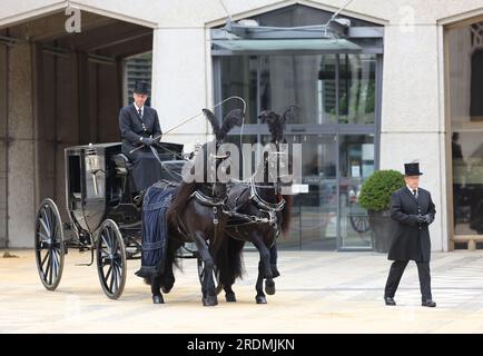 London, UK, 22. Juli 2023. Am Samstagmorgen auf der Square Mile in London war die historische Kutschmarkierung trocken, bei der jedes Auto und jeder Wagen, von altmodisch bis elektrisch, mit dem Wappen der Stadt versehen wurde. Die Zeremonie im Guildhall wurde von Andrew Turner, dem Meister Carman, und Nicholas Lyons, RT Hon, dem Lord Mayor, geleitet. Kredit : Monica Wells/Alamy Live News Stockfoto