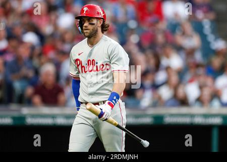 Der von Philadelphia Phillies benannte Hitter Bryce Harper (3) reagiert nach einem Schlag während eines regulären MLB-Saisonspiels zwischen den Philadelphia Phillies und Stockfoto