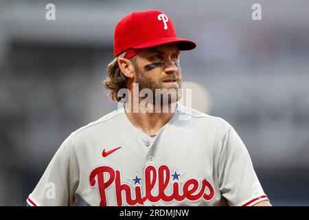 Der von Philadelphia Phillies benannte Hitter Bryce Harper (3) reagiert nach einem Schlag während eines regulären MLB-Saisonspiels zwischen den Philadelphia Phillies und Stockfoto