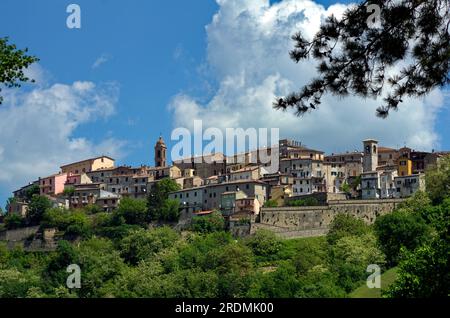 il paese di Sassocorvaro visto dal lago di Mercatale Stockfoto