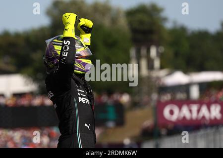 Mogyorod, Ungarn. 22. Juli 2023. Lewis Hamilton vom Mercedes AMG Petronas F1 Team feiert am Ende der Qualifikation für den Grand Prix F1 von Ungarn am 22. Juli 2022 in Ungarn in Mogyorod, Ungarn. Kredit: Marco Canoniero/Alamy Live News Stockfoto