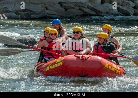 Canon City, Colorado - 21. Juli 2023: Besucher der verschiedenen Veranstaltungen des Royal Gorge Whitewater Festivals, einer beliebten jährlichen Veranstaltung in Canon City Stockfoto