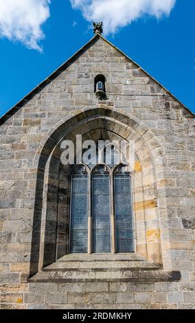 Fassade der Corstorphine Old Parish Church mit Buntglasfenster und historischer Laterne, Edinburgh, Schottland, Großbritannien Stockfoto