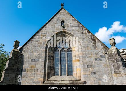 Fassade der Corstorphine Old Parish Church mit Buntglasfenster und historischer Laterne, Edinburgh, Schottland, Großbritannien Stockfoto