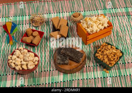 Typische Speisen des brasilianischen Junino Festivals auf bedrucktem Stoff Festa Junina Stockfoto