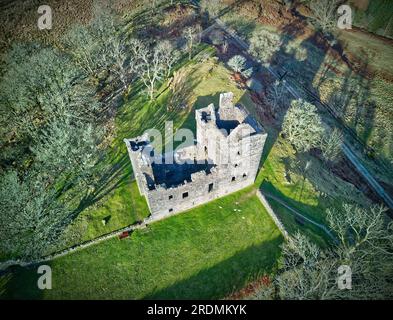 Blick aus der Vogelperspektive auf die Burg Carnasserie (auch „Carnassarie“ genannt), eine Ruine aus dem 16. Jahrhundert. In Der Nähe Von Kilmartin, Argyll, Schottland. Stockfoto