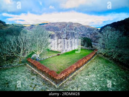 Blick aus der Vogelperspektive auf die Burg Carnasserie (auch „Carnassarie“ genannt), eine Ruine aus dem 16. Jahrhundert. In Der Nähe Von Kilmartin, Argyll, Schottland. Stockfoto