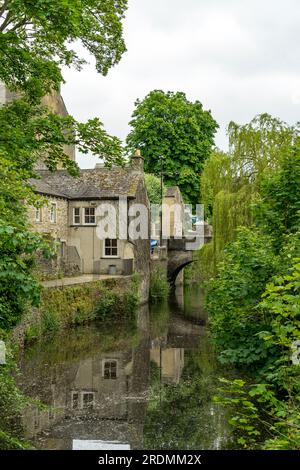 Mill Cottages und Mill Bridge, Springs Branch Canal, Skipton, North Yorkshire, England, UK Stockfoto