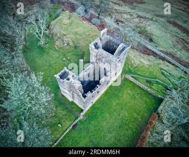 Blick aus der Vogelperspektive auf die Burg Carnasserie (auch „Carnassarie“ genannt), eine Ruine aus dem 16. Jahrhundert. In Der Nähe Von Kilmartin, Argyll, Schottland. Stockfoto