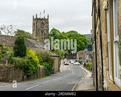 Blick nach Osten zurück auf die Raikes Road zum Holy Trinity Church Tower, Skipton, North Yorkshire, England, Großbritannien Stockfoto