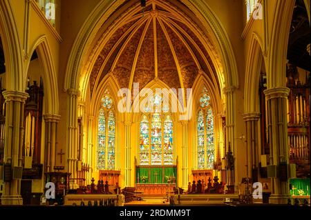 Toronto, Kanada - 19. Juli 2023: Die Cathedral Church of St. James. Symmetrieansicht der vorderen Kuppel oder Kuppel. Buntglas-Oberlichter im Altar Stockfoto