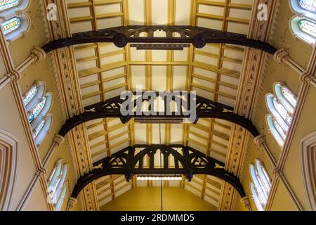 Toronto, Kanada - 19. Juli 2023: Die Cathedral Church of St. James. Architektonische Details der Stützbalken in der Tempeldecke. Ansicht aus niedrigem Winkel Stockfoto