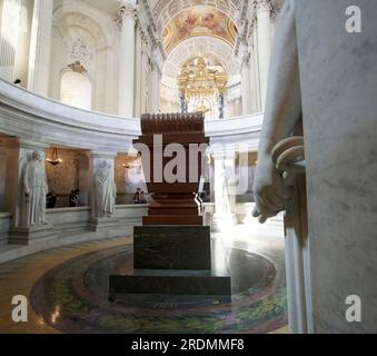 Frankreich, Paris, 6. JULI 2023 Steinsarkophag Grab von Napoleon Bonaparte, in Paris, Frankreich Stockfoto