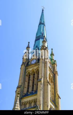 Toronto, Kanada - 19. Juli 2023: Die Cathedral Church of St. James. Niedriger Winkel mit Blick auf den alten Turm oder Kirchturm mit Uhr vor blauem Himmel Stockfoto