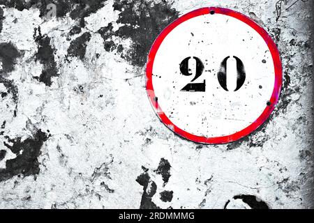 Nummer 20, zwanzig, altes Geschwindigkeitsbegrenzungsschild an einer schäbigen Mauer. Stockfoto