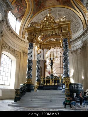 Frankreich, Paris, 6. JULI 2023 Skulptur in der Kirche des invalidendoms Stockfoto